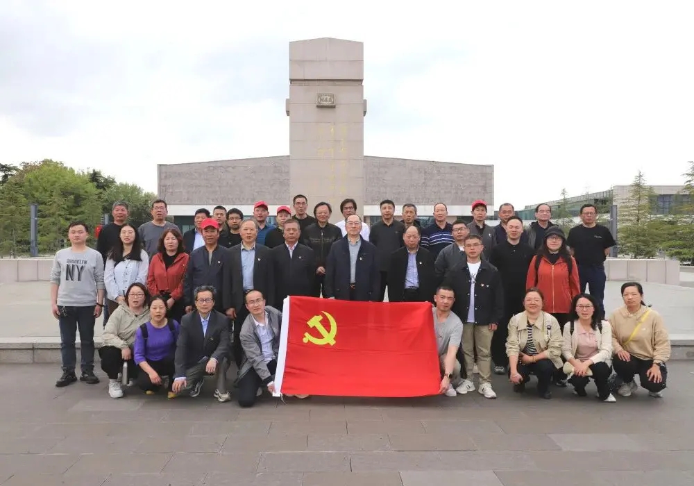 Changshu Polyester Co., Ltd. Tawi la Chama lapanga kutembelea Jumba Mpya la Kumbukumbu la Jeshi la Yancheng.